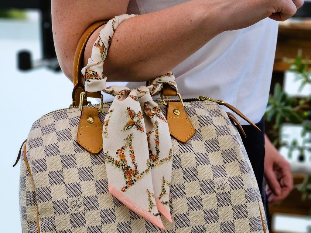 Louis Vuitton Bandeau am Henkel gebunden