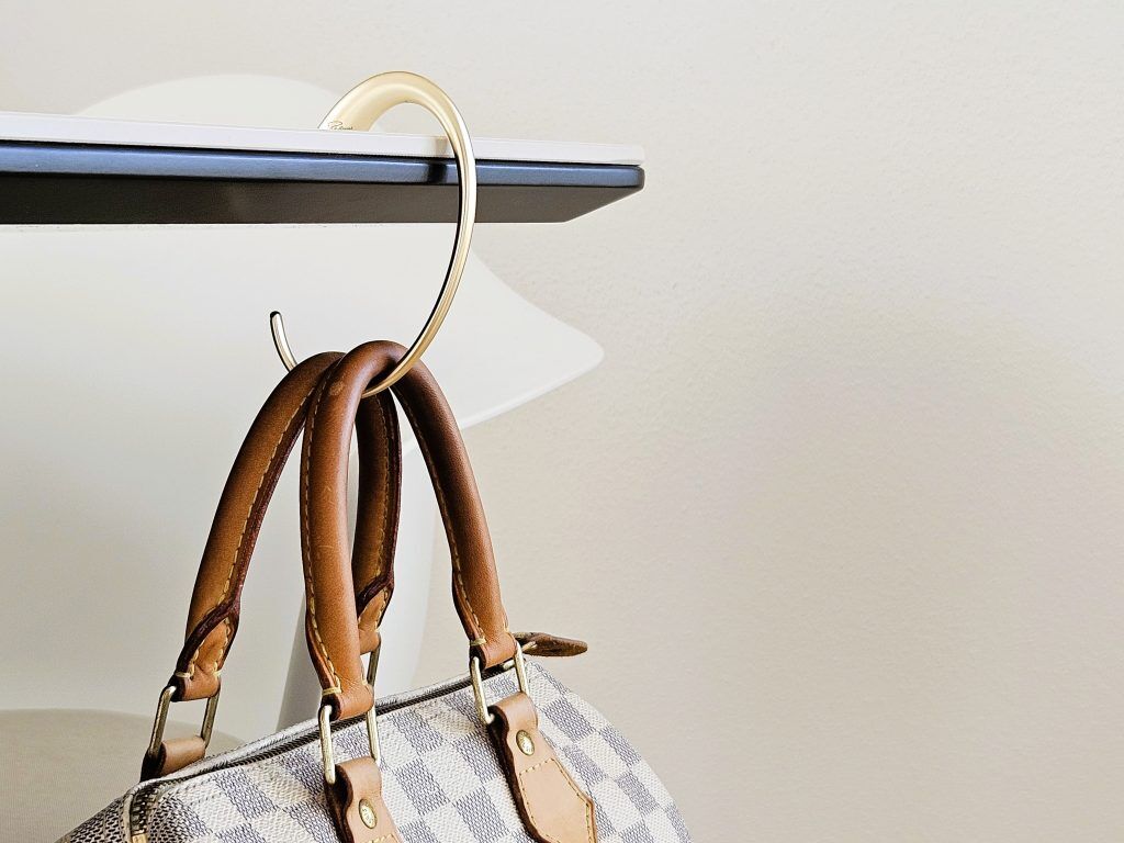 Handtaschenhalter Tisch in gold